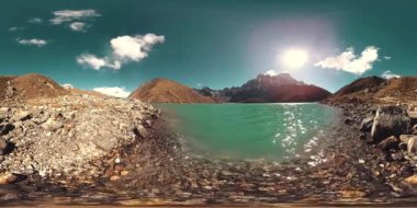 Kış mevsiminde VR Gokyo Ri Dağı Gölü. Vahşi Himalayalar yüksek irtifa doğa ve dağ vadisi. Kayalık yamaçlar buzla kaplı.
