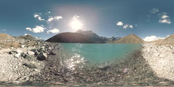 VR Gokyo Ri lago de montanha na temporada de inverno. Himalaias selvagens natureza de alta altitude e monte vale. Encostas rochosas cobertas de gelo. — Vídeo de Stock