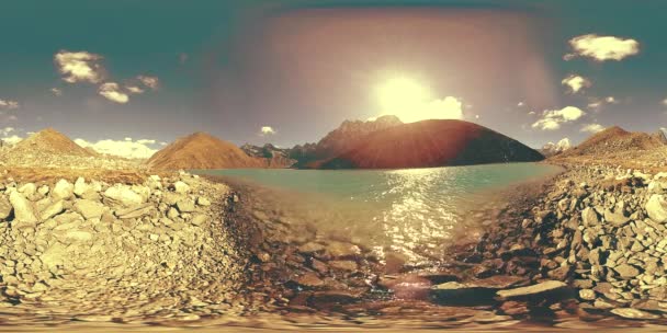 VR Gokyo Ri mountain lake την χειμερινή περίοδο. Άγρια Ιμαλάια σε μεγάλο υψόμετρο φύση και την κοιλάδα του βουνού. Βραχώδεις πλαγιές καλυμμένες με πάγο. — Αρχείο Βίντεο