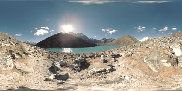 VR Gokyo Ri mountain lake την χειμερινή περίοδο. Άγρια Ιμαλάια σε μεγάλο υψόμετρο φύση και την κοιλάδα του βουνού. Βραχώδεις πλαγιές καλυμμένες με πάγο. — Αρχείο Βίντεο