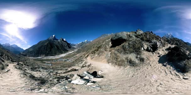 4K VR de Dingboche et le village de Pheriche au Népal, point de base de la piste de camp de base jamais est. EBC. Stupa bouddhiste sur la montagne. — Video