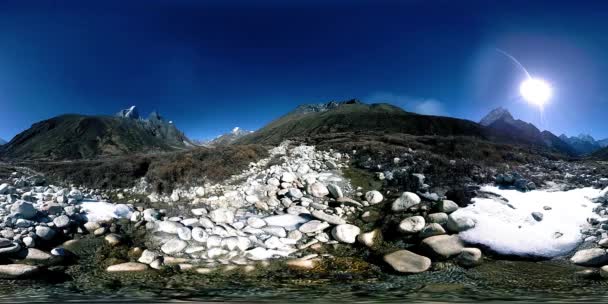 Nepal 'deki Dingboche ve Pheriche köyünün 4K VR' si, Everest ana kamp alanının temel noktası. EBC. Dağdaki Budist aptallığı.. — Stok video