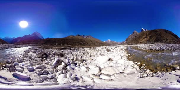 4K VR Dingboche and Pheriche village в Непалі, базова точка будь-якої колії базового табору. EBC. Буддійська смола на горі. — стокове відео