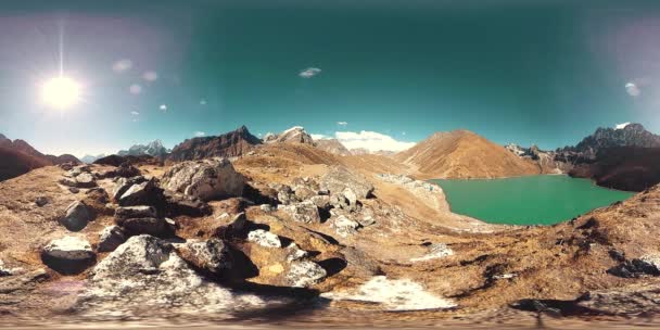 VR Gokyo Ri bergmeer in het winterseizoen. Wild Himalaya 's hoge hoogte natuur en berg vallei. Rotsachtige hellingen bedekt met ijs. — Stockvideo