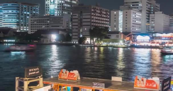 Včas přístav maharaj a trajektové oblasti na řece Chao Phraya. Noční osvětlení v Bangkoku, Asii, Thajsku, NOV 22, 2018 — Stock video
