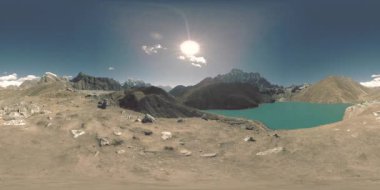 Kış mevsiminde VR Timelapse Gokyo Ri dağ gölü. Vahşi Himalayalar yüksek irtifa doğa ve dağ vadisi. Kayalık yamaçlar buzla kaplı.