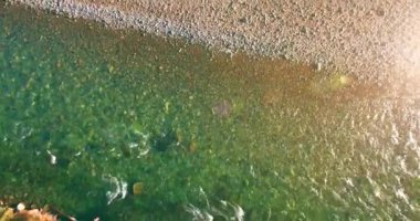 Güneşli yaz sabahında kayalarla birlikte taze, hızlı dağ nehri üzerinde alçak irtifa uçuşu..