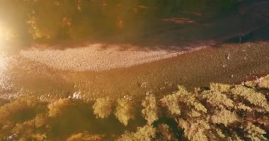 Güneşli yaz sabahında kayalarla birlikte taze, hızlı dağ nehri üzerinde alçak irtifa uçuşu..