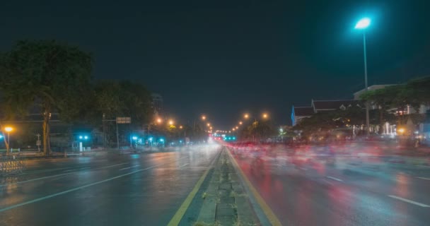 Hyperlapse lalu lintas kota malam di persimpangan jalan. Lamanya waktu pergerakan mobil dan sepeda motor. — Stok Video