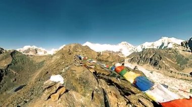 360 VR Gokyo Ri dağ tepesi. Tibet Budist bayrağı. Vahşi Himalayalar yüksek irtifa doğa ve dağ vadisi. Buzla kaplı kayalık yamaçlar. Panorama hareketi