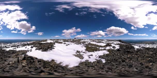 UHD 4K 360 VR timelapse snowy mount top. Sluneční světlo na vrcholu a ledové krajině. Zimní zmrzlé skály — Stock video