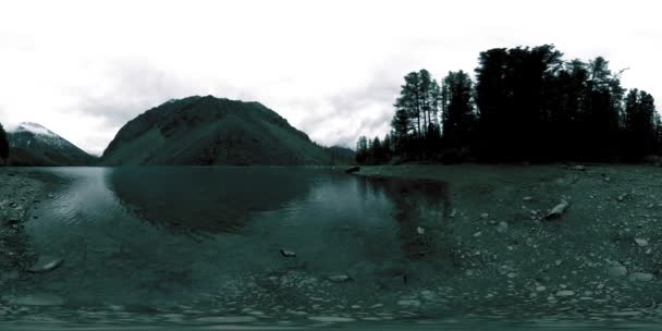 夏または秋の時間に山の湖360 vr 。野生の自然と農村部のマウントバレー。松の緑の森と空の速い雲. — ストック動画
