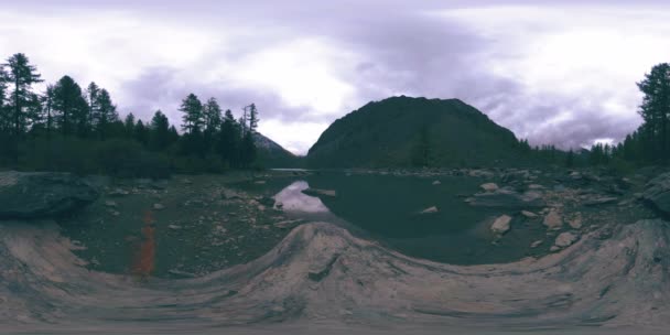 Montanha lago 360 vr na hora de verão ou outono. Natureza selvagem e monte vale rural. Floresta verde de pinheiros e nuvens rápidas no céu. — Vídeo de Stock