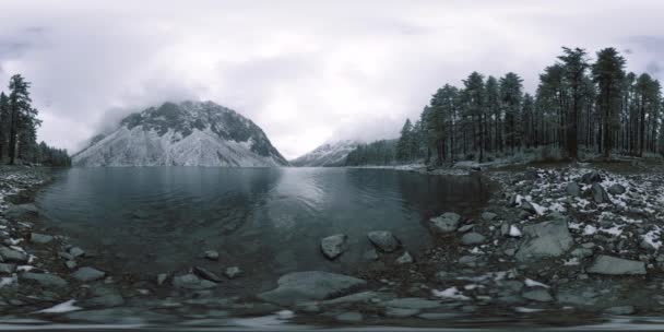 Lac de montagne 360 vr à l'heure d'hiver. Nature sauvage et vallée montagneuse. Forêt verte de pins et nuages rapides sur le ciel . — Video