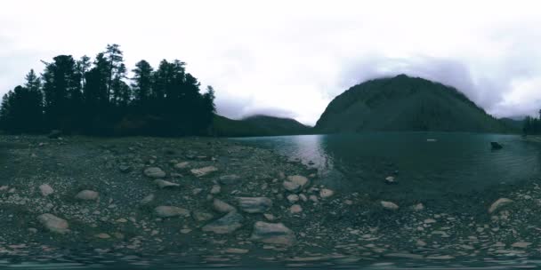 Tiden förfaller Mountain Lake 360 vr på vintern. Vild natur och bergsdal. Grön skog av tallar och snabba moln på himlen. — Stockvideo