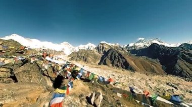 Gokyo Ri dağın tepesinde. Tibet Budist bayrağı. Vahşi Himalayalar yüksek irtifa doğa ve dağ vadisi. Buzla kaplı kayalık yamaçlar. Panorama hareketi 180 derece