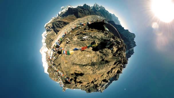 La cima de la montaña Gokyo Ri. Bandera budista tibetana de oración. Himalaya salvaje naturaleza de gran altitud y valle del monte. Pendientes rocosas cubiertas de hielo. Pequeño movimiento de transformación del planeta — Vídeo de stock