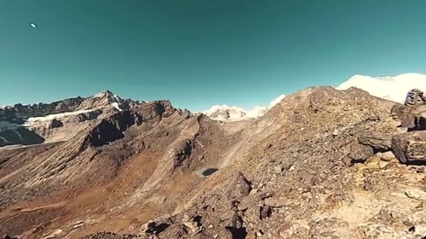 Η κορυφή του βουνού Γκόκιο Ρι. Θιβετιανή σημαία. Άγρια Ιμαλάια σε μεγάλο υψόμετρο φύση και την κοιλάδα του βουνού. Βραχώδεις πλαγιές καλυμμένες με πάγο. Κινήσεις Πανόραμα 360 μοίρες — Αρχείο Βίντεο