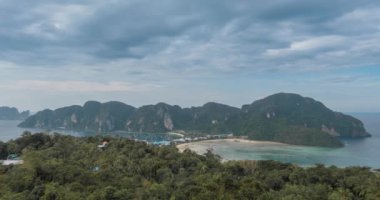 Phi Phi Adası 'nın harika körfezinde, teknelerle dolu bir zaman atlaması bulutları. Andaman deniz lagünü.