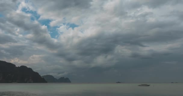Tiden rinner ut för regnmoln över stranden och havslandskapet med båtar. Tropisk storm i havet. — Stockvideo