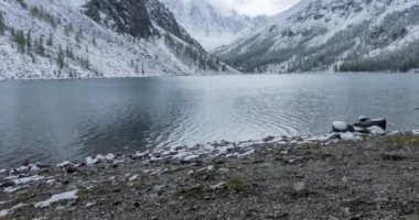 Kar Dağı Gölü 'nün zamanı sonbaharda doluyor. Vahşi doğa ve kırsal dağ vadisi. Çam ağaçlarından oluşan yeşil orman ve gökyüzünde dramatik bulutlar. Motorlu doli kaydırma hareketi