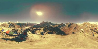 360 VR Gokyo Ri dağ tepesi. Tibet Budist bayrağı. Vahşi Himalayalar yüksek irtifa doğa ve dağ vadisi. Kayalık yamaçlar buzla kaplı.