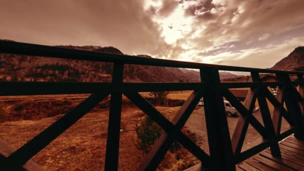 Timelapse de valla de madera en la terraza alta en el paisaje de montaña con nubes. Movimiento deslizante horizontal — Vídeos de Stock