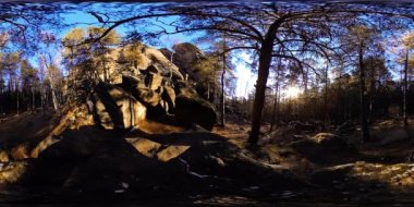 4K 360 VR sonbahar zamanındaki güzel bir dağ manzarasının sanal gerçekliği. Vahşi Sibirya Dağları.