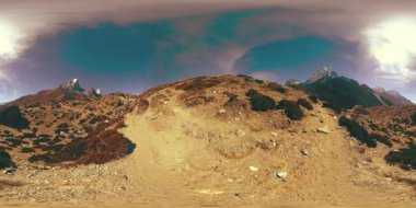 Nepal 'deki Dingboche ve Pheriche köyünün 4K VR' si, Everest ana kamp alanının temel noktası. EBC. Dağdaki Budist aptallığı..