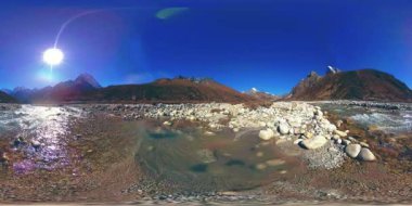 Nepal 'deki Dingboche ve Pheriche köyünün 4K VR' si, Everest ana kamp alanının temel noktası. EBC. Dağdaki Budist aptallığı..