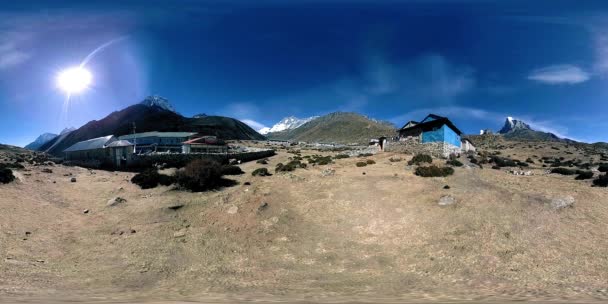 4K VR da aldeia de Dingboche e Pheriche, no Nepal, ponto básico da pista de acampamento base do Everest. EBC. Estupa budista na montanha. — Vídeo de Stock