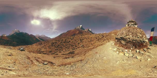 4K VR av Dingboche och Pheriche byn i Nepal, grundläggande punkt för everest baslägret spår. EBC. Buddhistiska dumheter på berget. — Stockvideo