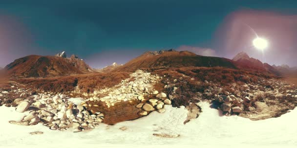 4K VR van Dingboche en Pheriche dorp in Nepal, basispunt van de zwaarste basiskamp track. Bloedbeeld. Boeddhistische stoepa op de berg. — Stockvideo