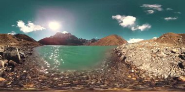 Kış mevsiminde VR Gokyo Ri Dağı Gölü. Vahşi Himalayalar yüksek irtifa doğa ve dağ vadisi. Kayalık yamaçlar buzla kaplı.