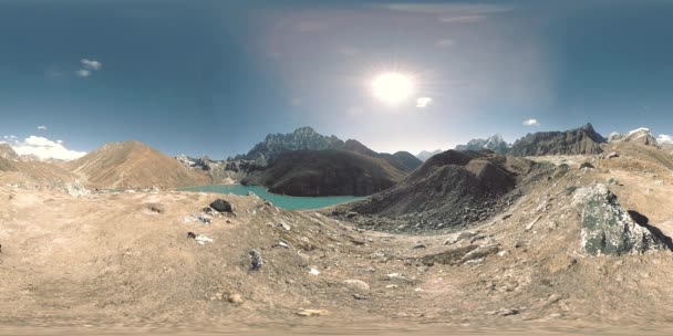 VR Gokyo Ri lac de montagne à la saison d'hiver. Himalaya sauvage haute altitude nature et vallée de montagne. Pentes rocheuses couvertes de glace. — Video