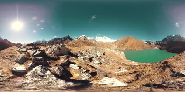 VR Gokyo Ri hegyi tó a téli szezonban. Vad Himalája, magaslati természet és hegyi völgy. Jéggel borított sziklás lejtők. — Stock videók