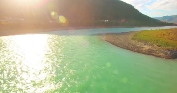 Tiefflug über frischen schnellen Gebirgsfluss mit Felsen an sonnigem Sommermorgen. — Stockvideo