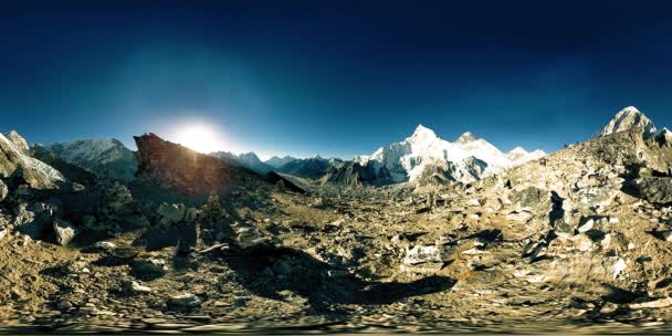 360 vr vista panorâmica do pôr do sol sobre Kala Patthar. Monte Everest e vale do Khumbu, Nepal dos Himalaias. Gorak Shep — Vídeo de Stock