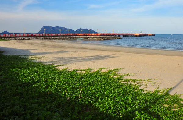 海に続く赤い橋 サラン ウィティ橋は タイのプラチャップハリカーン県の重要な観光地です — ストック写真