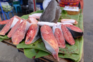 Taze dev yayın balığı, parçalara ayrılıp Tayland 'da piyasaya sürüldü..