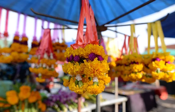 Grinalda Feita Flores Amarelas Brilhantes Foi Pendurado Para Venda Mercado — Fotografia de Stock