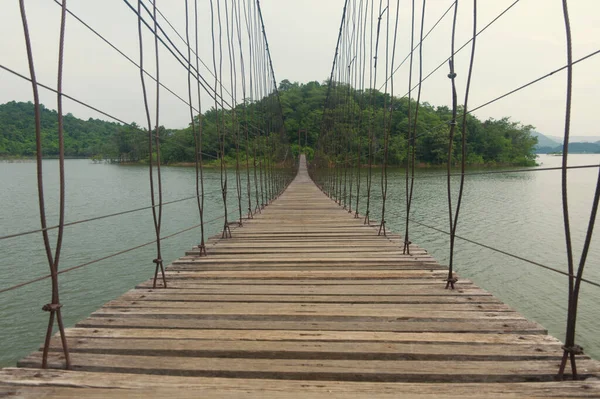 Подвесный Мост Над Водой Пешеходов Пересекающих Берег — стоковое фото