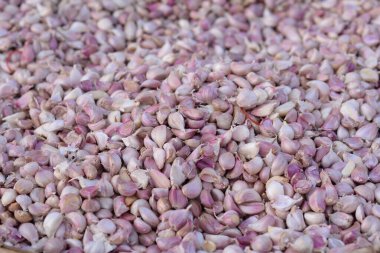Sarımsak arkaplan resmi, beyaz pembe taç yaprakları