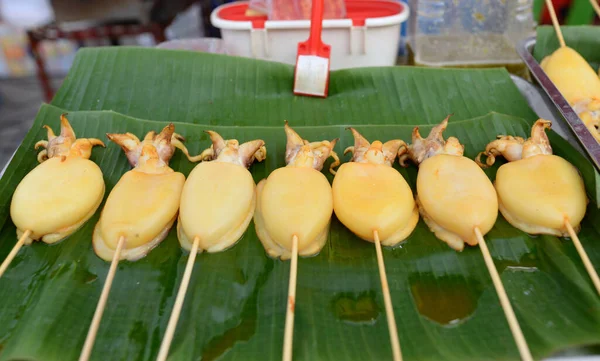 Карапас Кальмара Шампуры Помещены Зеленый Банановый Лист Продажи — стоковое фото