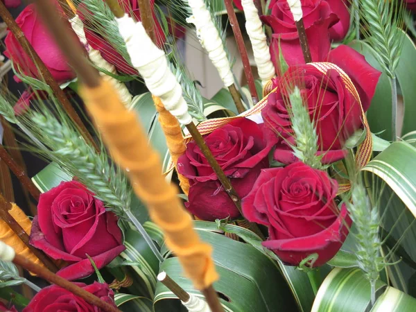 Hermosas Rosas Rojas Con Adornos Para Vender — Foto de Stock