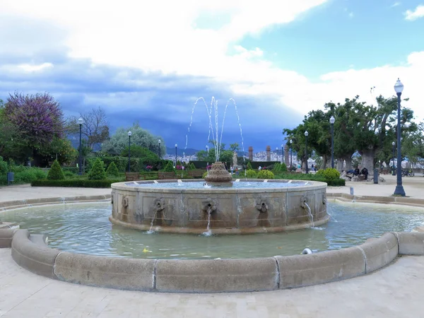 Getti Acqua Dalla Fontana Nel Parco — Foto Stock