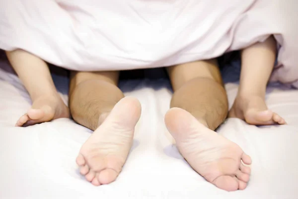 ベッドの上で男性と女性の足のクローズ アップ — ストック写真