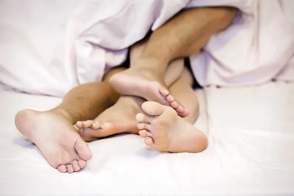 Close Van Mannelijke Vrouwelijke Voeten Een Bed — Stockfoto