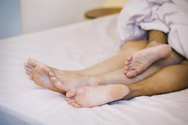 Gros Plan Des Pieds Masculins Féminins Sur Lit — Photo