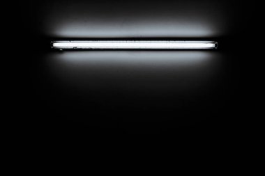 Bir Floresan ışık tüp detayını bir duvara monte